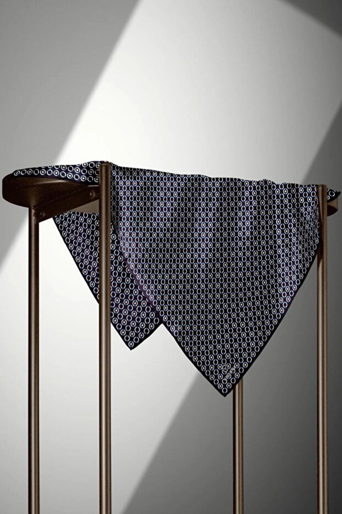 Vissona %100 Twill İpek Zincir Desenli Siyah - Saks Renkli 90x90 Eşarp Kenar Dikiş Şekli El Dikişli