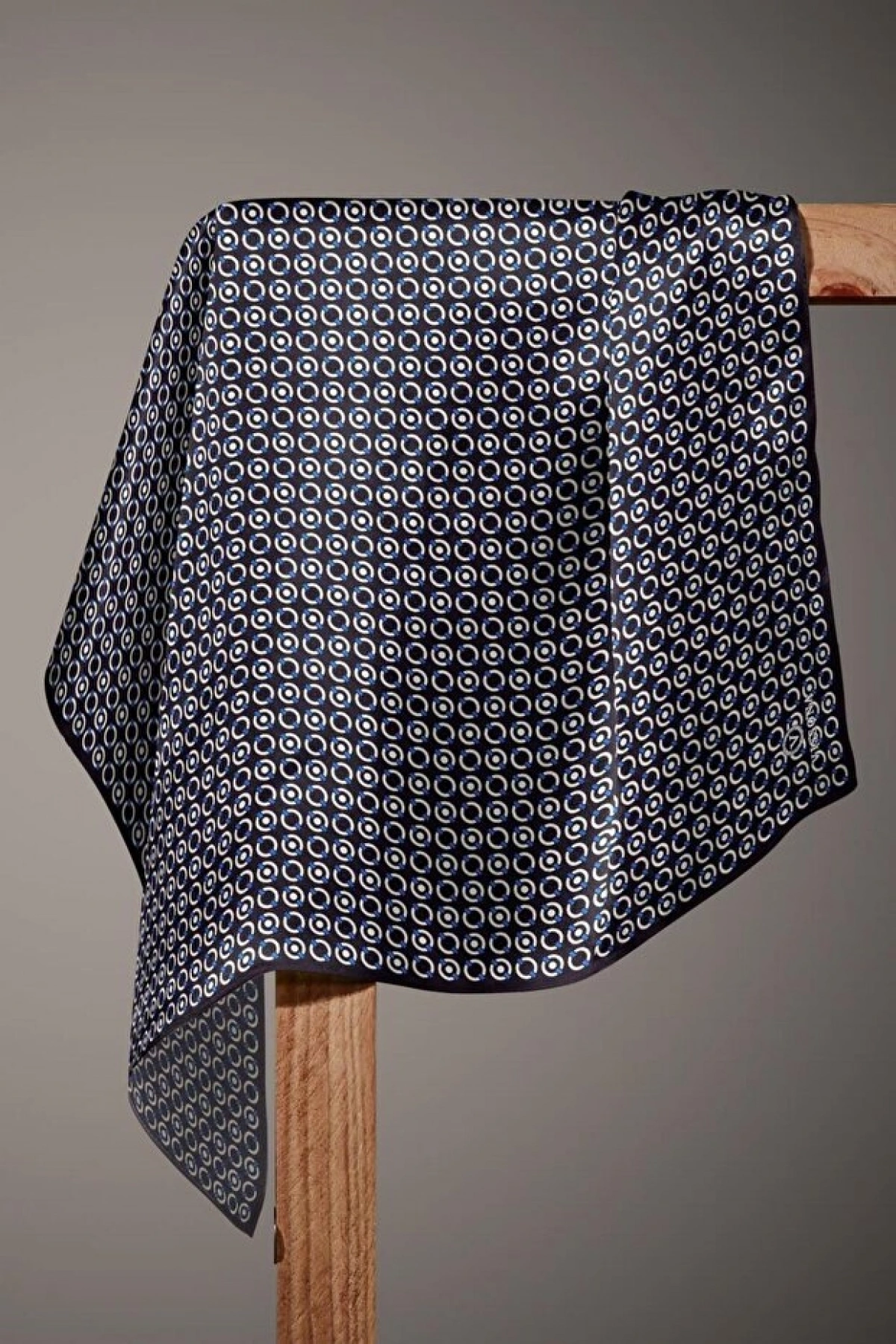 Vissona %100 Twill İpek Zincir Desenli Siyah - Saks Renkli 90x90 Eşarp Kenar Dikiş Şekli El Dikişli