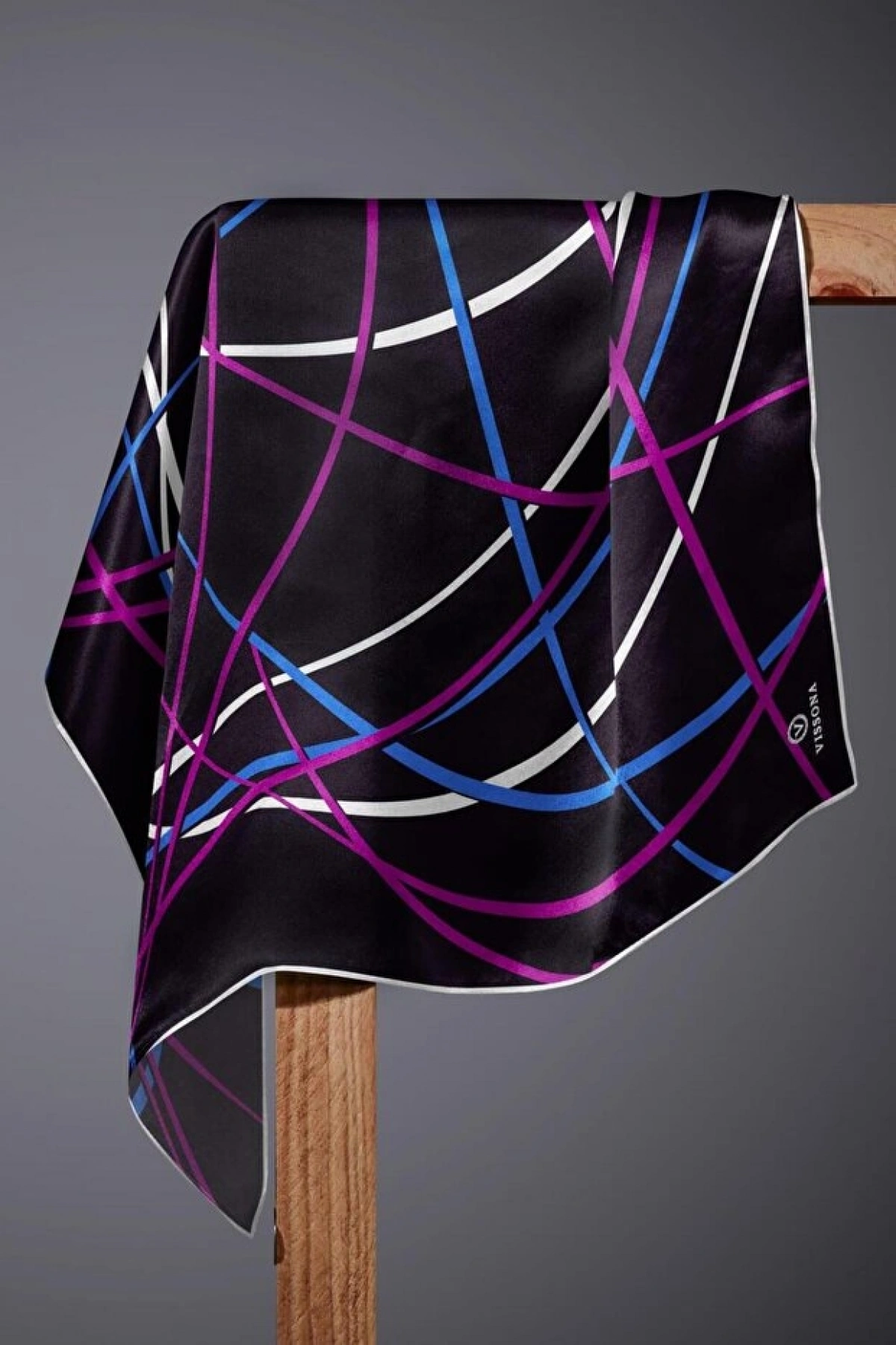 Vissona %100 Twill İpek Çizgili Desenli Saks - Fuşya Renkli 90x90 Eşarp Dikim Şekli : El Dikişi