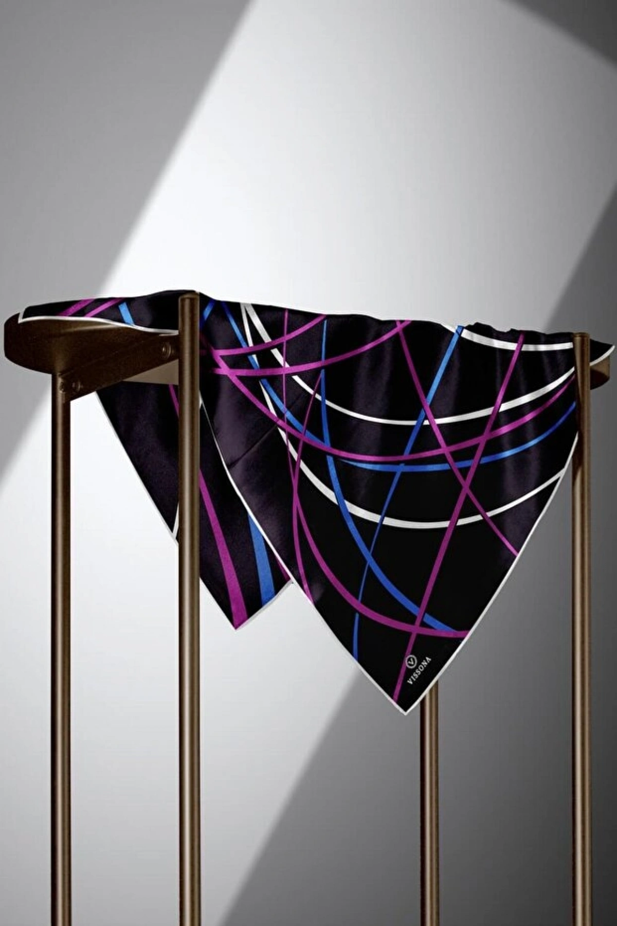 Vissona %100 Twill İpek Çizgili Desenli Saks - Fuşya Renkli 90x90 Eşarp Dikim Şekli : El Dikişi