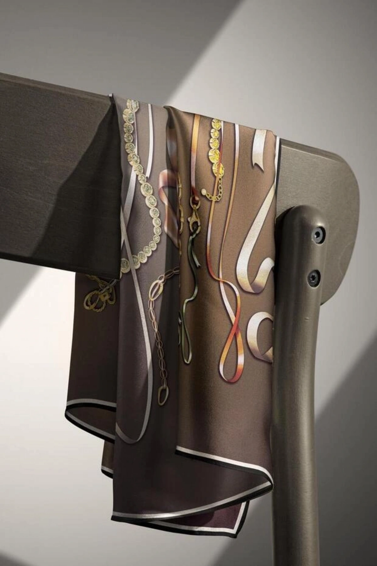 Vissona %100 Twill İpek Kurdele Ve Zincir Desenli Bakır - Turuncu Renkli 90x90 Eşarp Dikim Şekli : El Dikişi