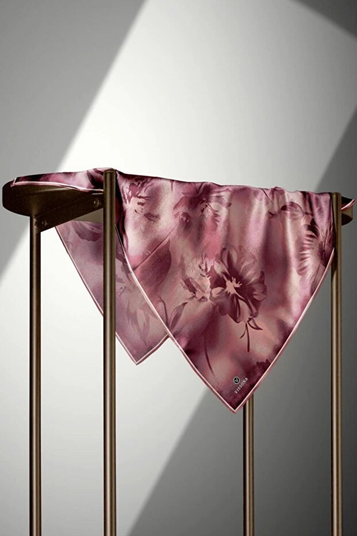 Vissona 100% Twill İpek Çiçek Desenli Pudra Renkli 90x90 Dikim Şekli : El Dikişi Eşarp