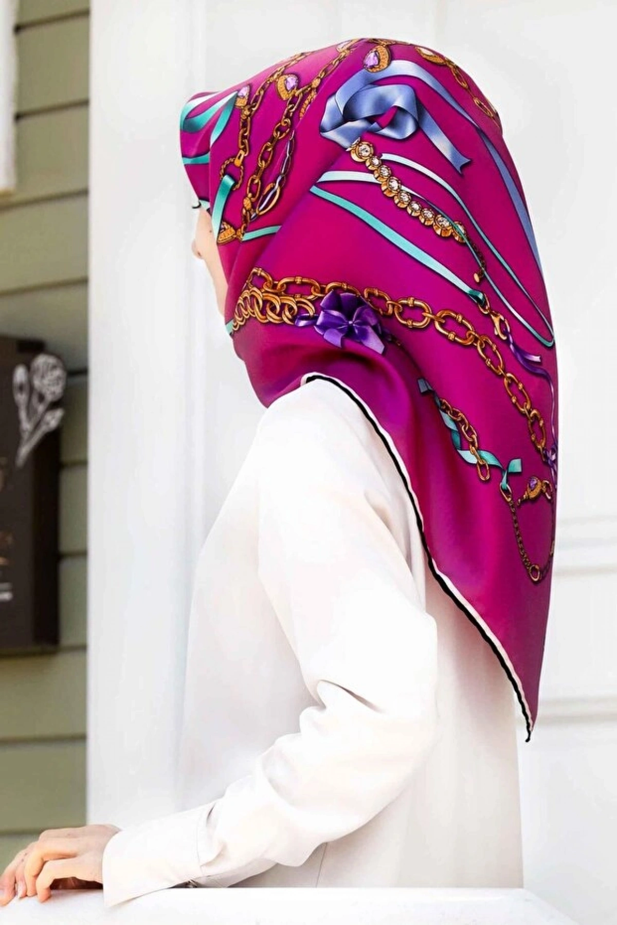 Vissona %100 Twill İpek Kurdele Ve Zincir Desenli Fuşya Renkli 90x90 Eşarp Dikim Şekli : El Dikişi