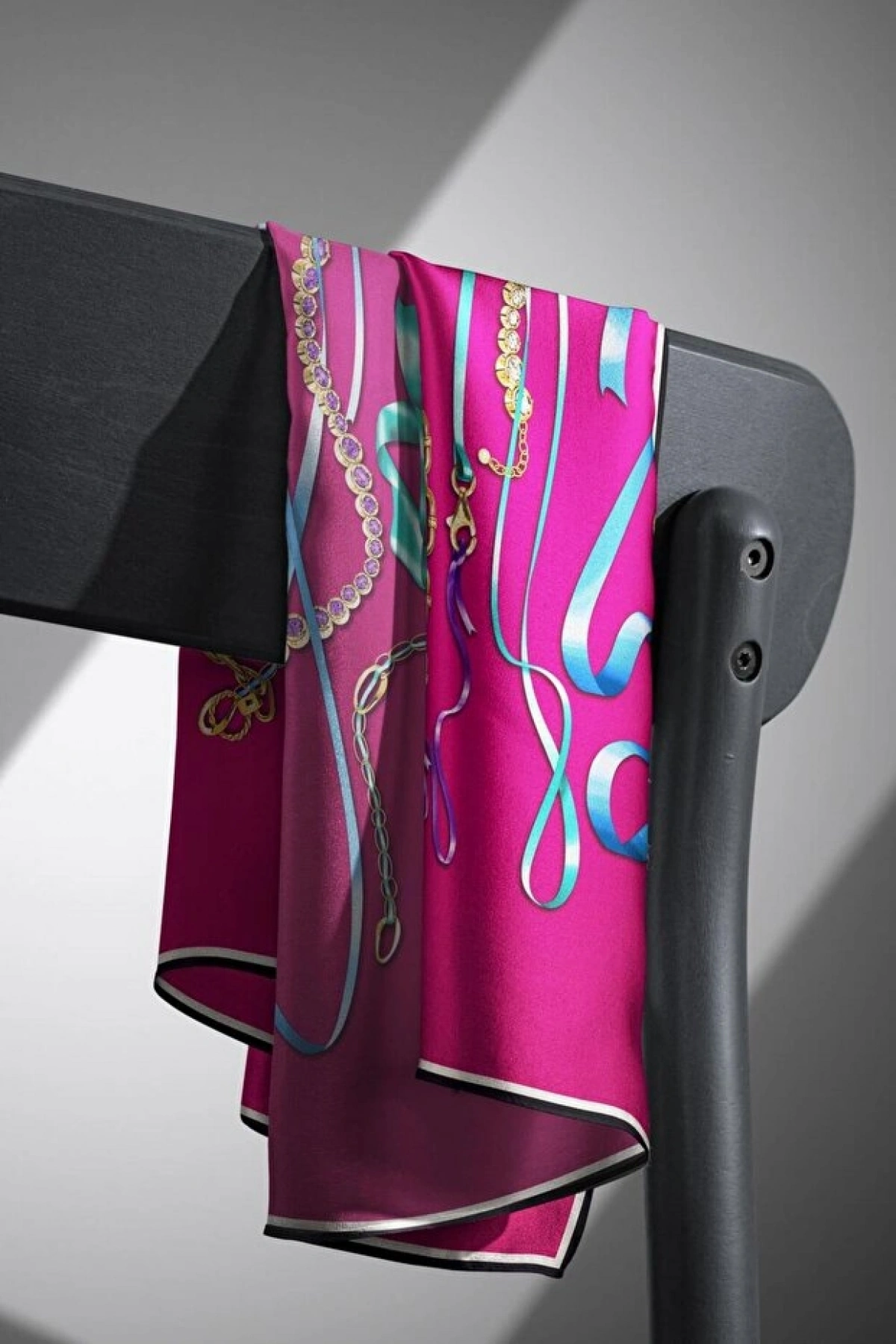 Vissona %100 Twill İpek Kurdele Ve Zincir Desenli Fuşya Renkli 90x90 Eşarp Dikim Şekli : El Dikişi