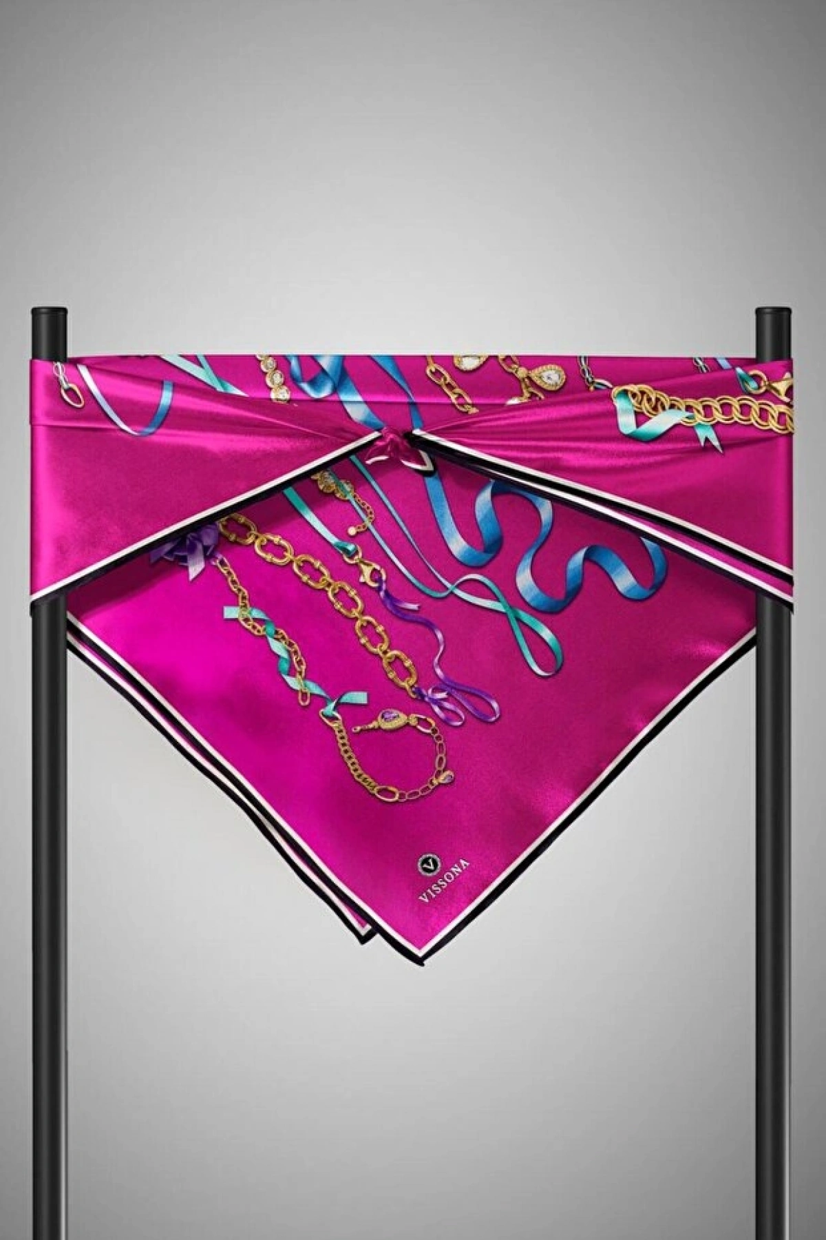 Vissona %100 Twill İpek Kurdele Ve Zincir Desenli Fuşya Renkli 90x90 Eşarp Dikim Şekli : El Dikişi