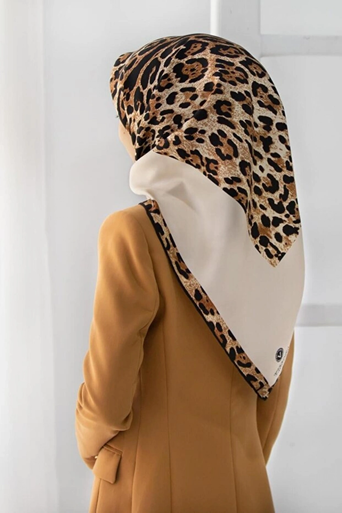 Vissona %100 Twill İpek Leopar Desenli Krem Renkli 90x90 Eşarp Dikim Şekli : El Dikişi