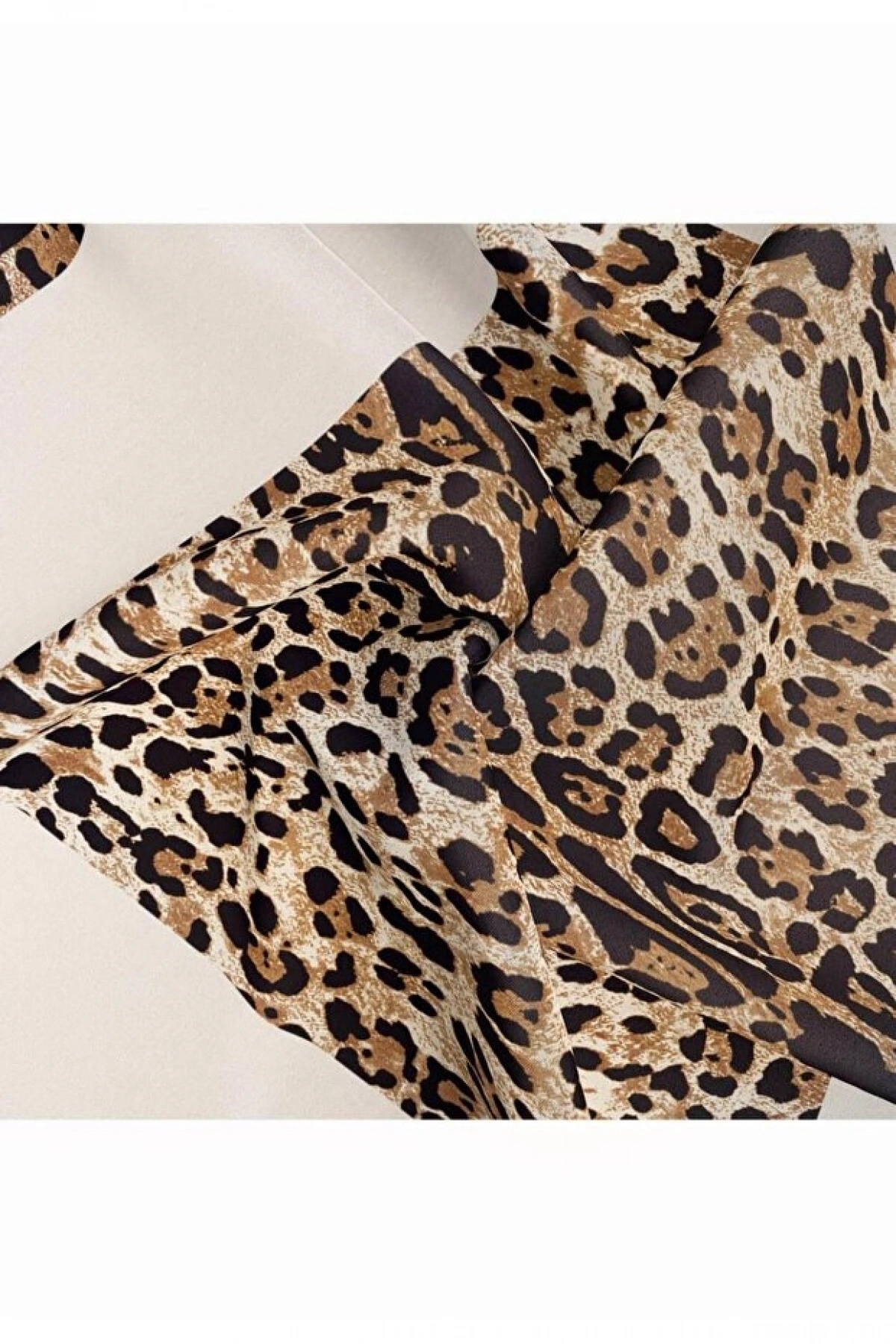 Vissona %100 Twill İpek Leopar Desenli Krem Renkli 90x90 Eşarp Dikim Şekli : El Dikişi