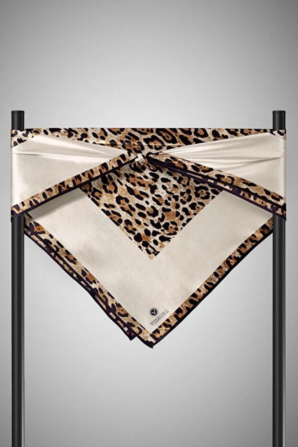 Vissona %100 Twill İpek Leopar Desenli Krem Renkli 90x90 Eşarp Dikim Şekli : El Dikişi