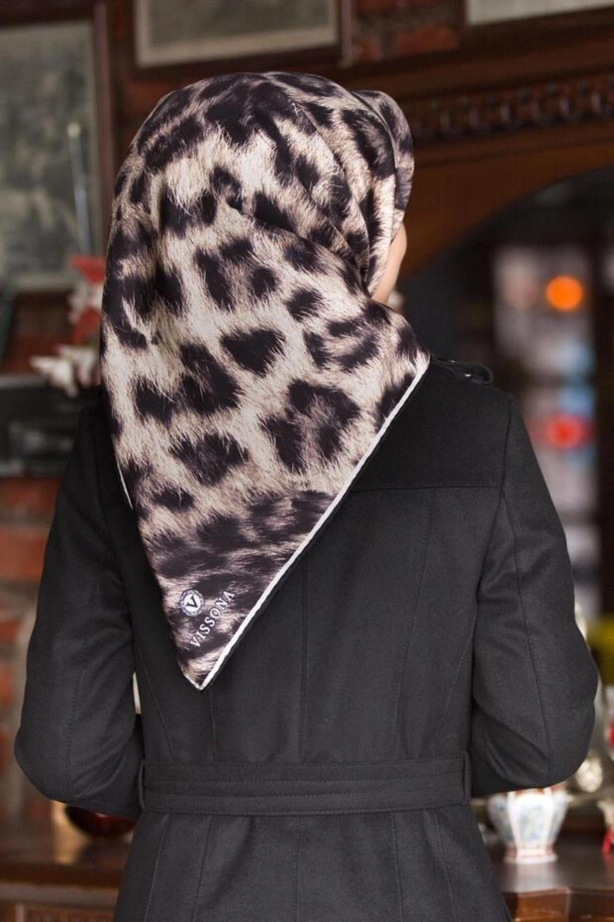 Vissona %100 Twill İpek Leopar Desenli Bej - Siyah Renkli 90x90 Eşarp Dikim Şekli : El Dikişi