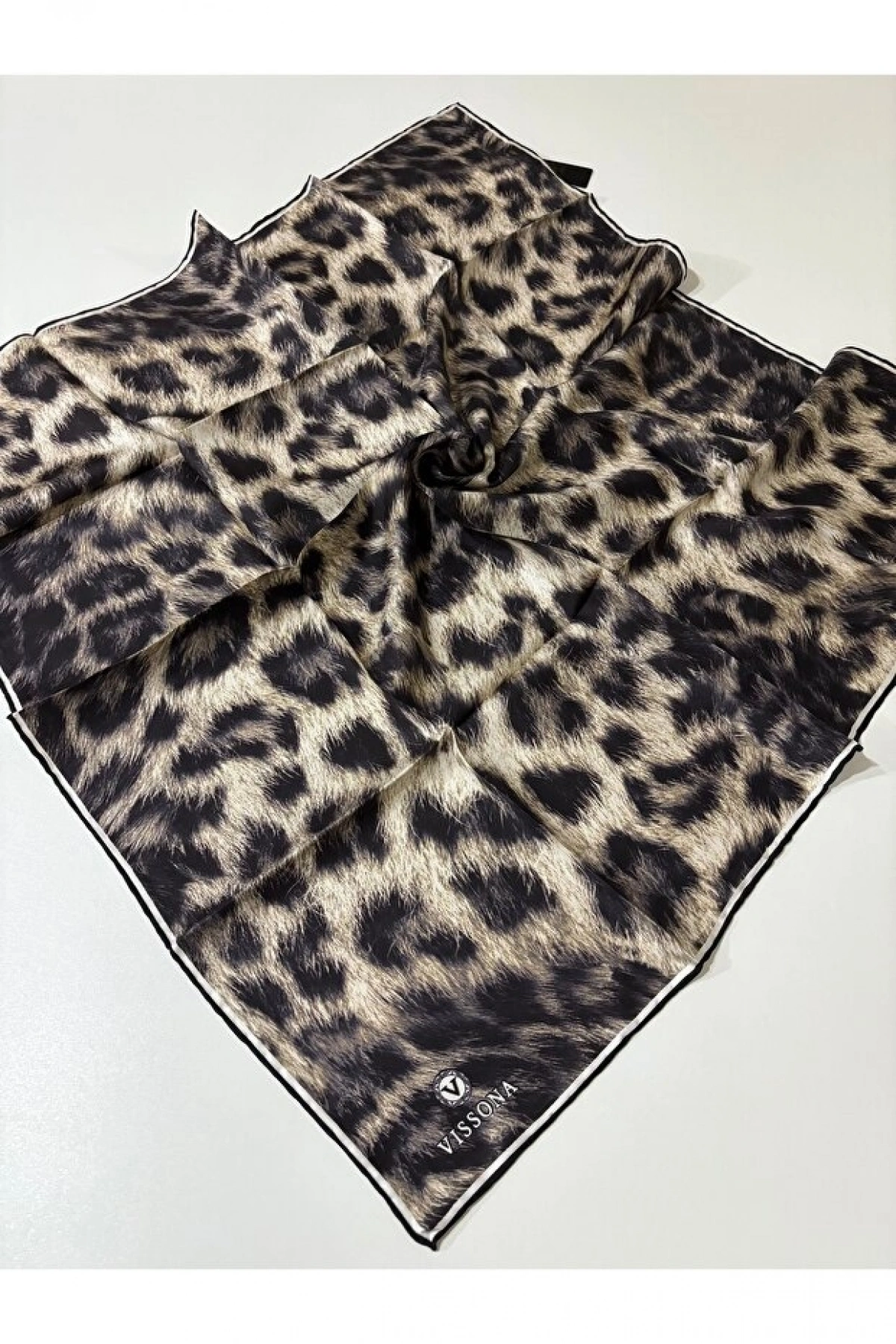 Vissona %100 Twill İpek Leopar Desenli Bej - Siyah Renkli 90x90 Eşarp Dikim Şekli : El Dikişi