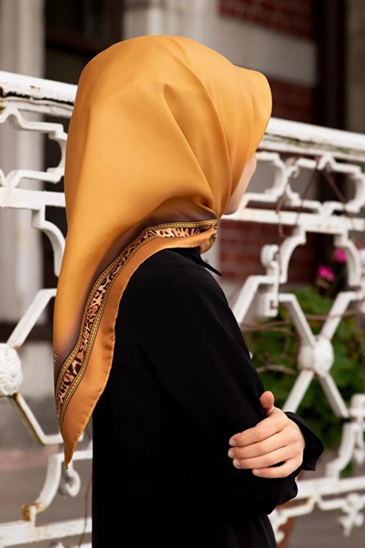 Vissona %100 Twill İpek Bordürü Leoparlı Düz Desenli Gold - Gold Renkli 90x90 Eşarp Dikim Şekli : El Dikişi