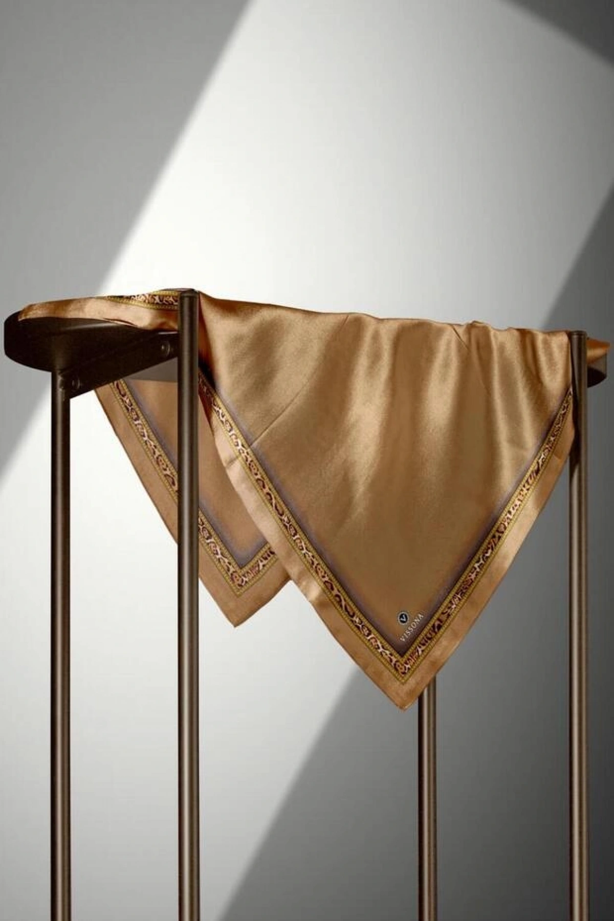 Vissona %100 Twill İpek Bordürü Leoparlı Düz Desenli Gold - Gold Renkli 90x90 Eşarp Dikim Şekli : El Dikişi