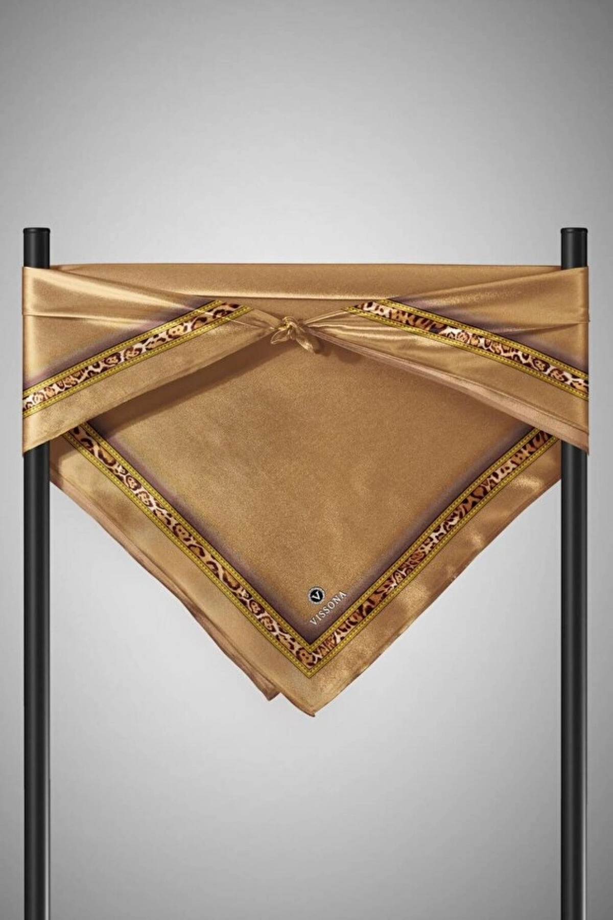 Vissona %100 Twill İpek Bordürü Leoparlı Düz Desenli Gold - Gold Renkli 90x90 Eşarp Dikim Şekli : El Dikişi
