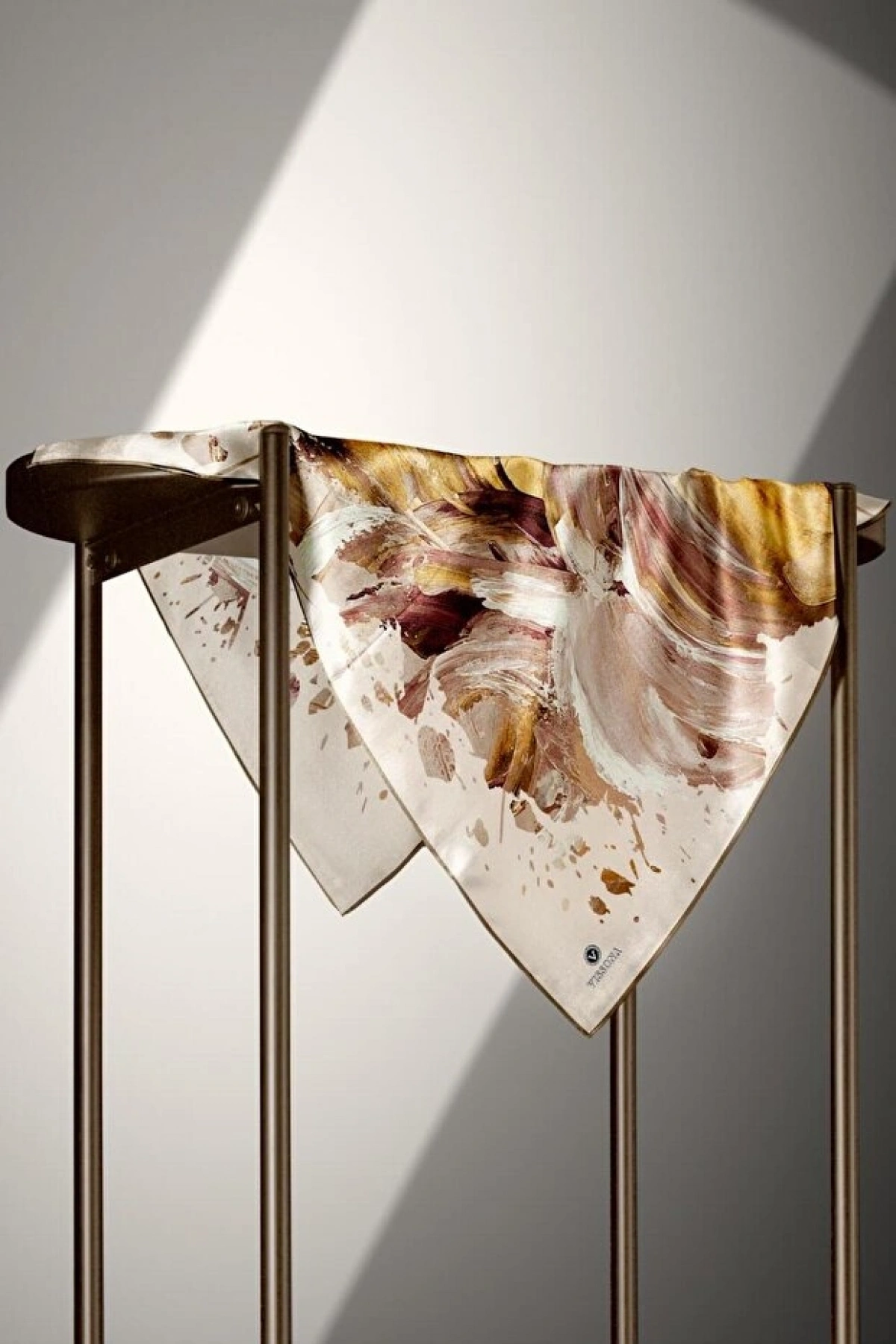 Vissona %100 Twill İpek Fırça Darbesi Desenli Hardal - Vizon Renkli 90x90 Eşarp Dikim Şekli : El Dikişi