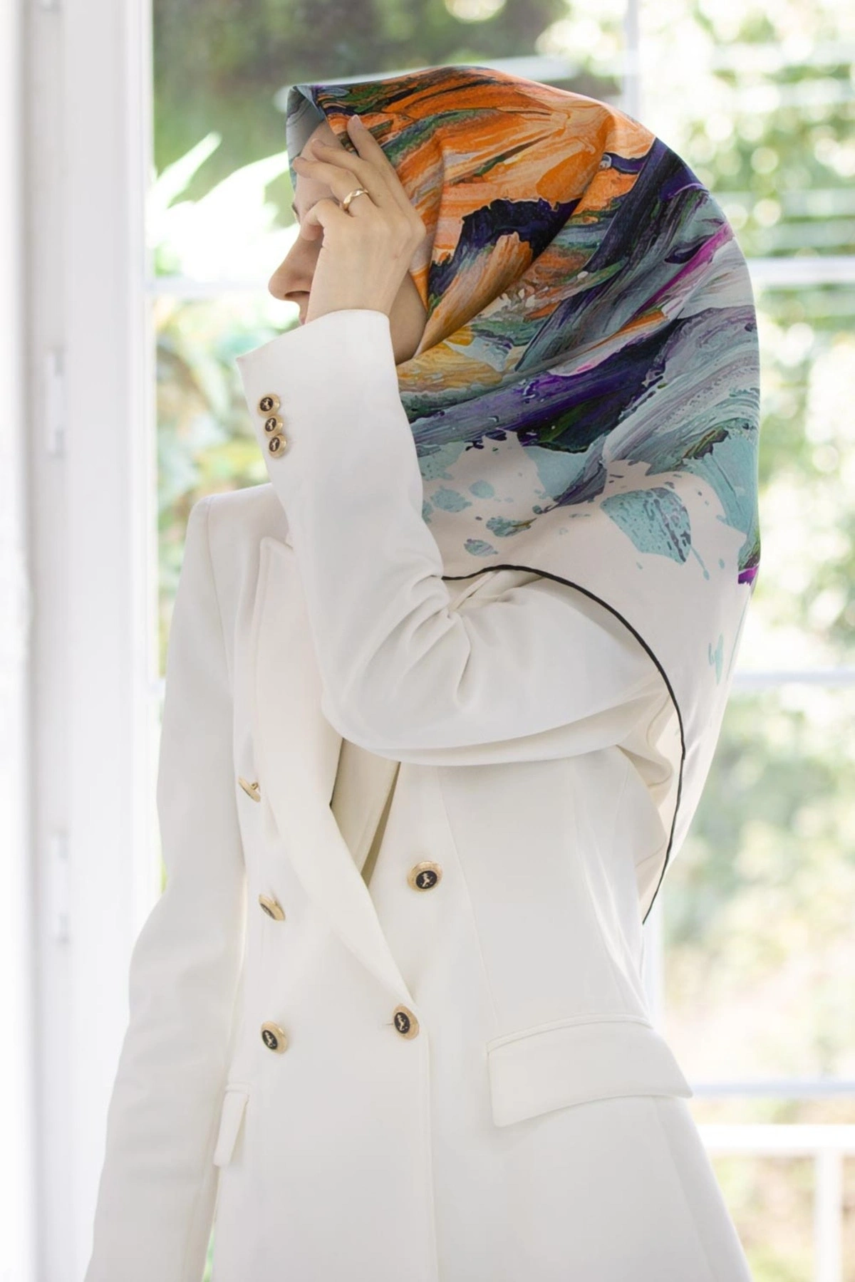 %100 Twill İpek Fırça Darbesi Desenli Su Yeşili - Turuncu Renkli 90x90 Eşarp Dikim Şekli : El Dikişi