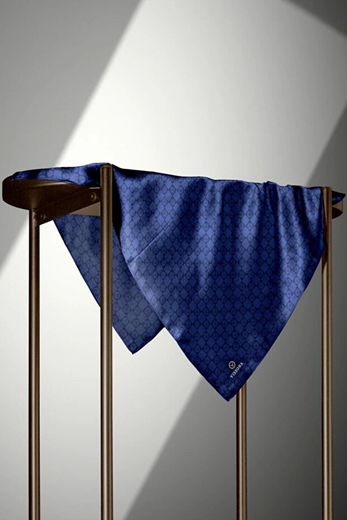 Vissona %100 Twill İpek Monogram Desenli Saks Renkli 90x90 Eşarp Dikim Şekli : El Dikişi