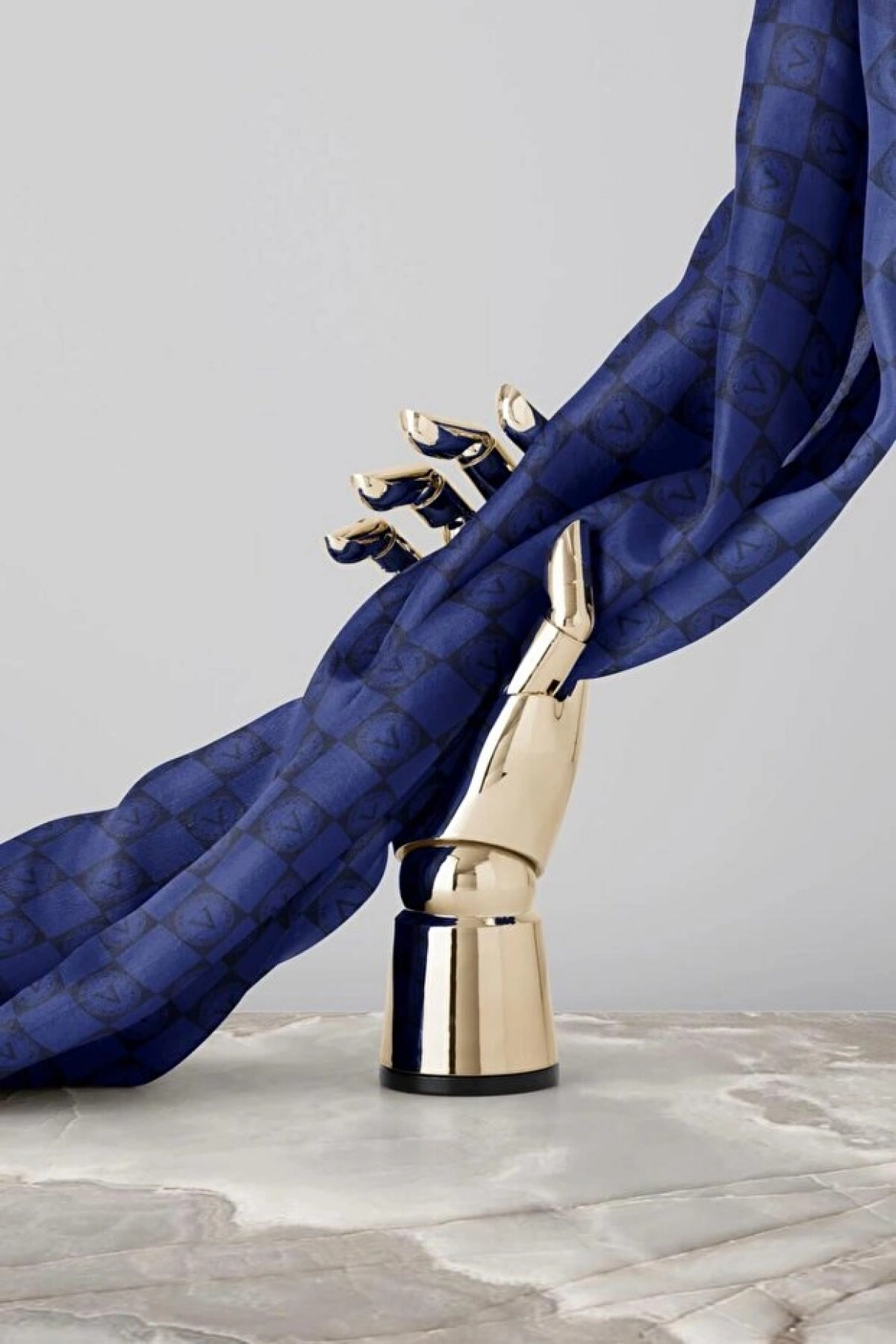 Vissona %100 Twill İpek Monogram Desenli Saks Renkli 90x90 Eşarp Dikim Şekli : El Dikişi