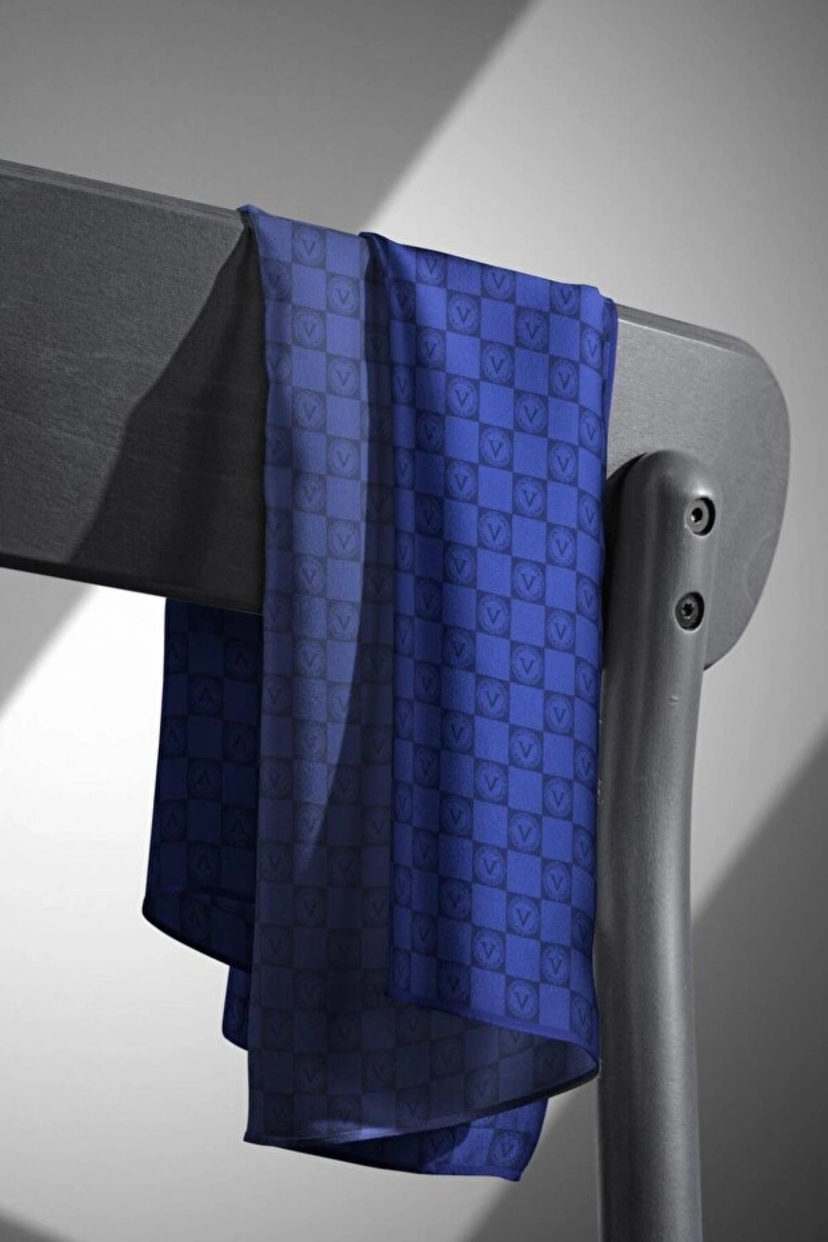 Vissona %100 Twill İpek Monogram Desenli Saks Renkli 90x90 Eşarp Dikim Şekli : El Dikişi