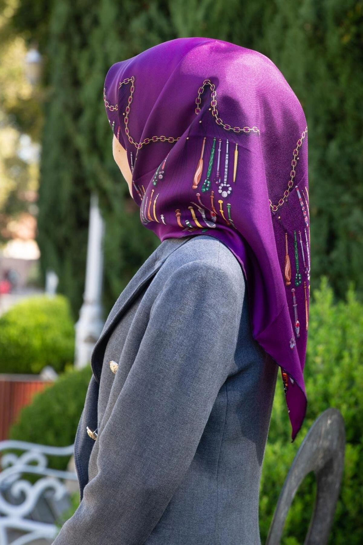 Vissona %100 Twill İpek Zincir Desenli Mürdüm Renkli 90x90 Eşarp Dikim Şekli : El Dikişi