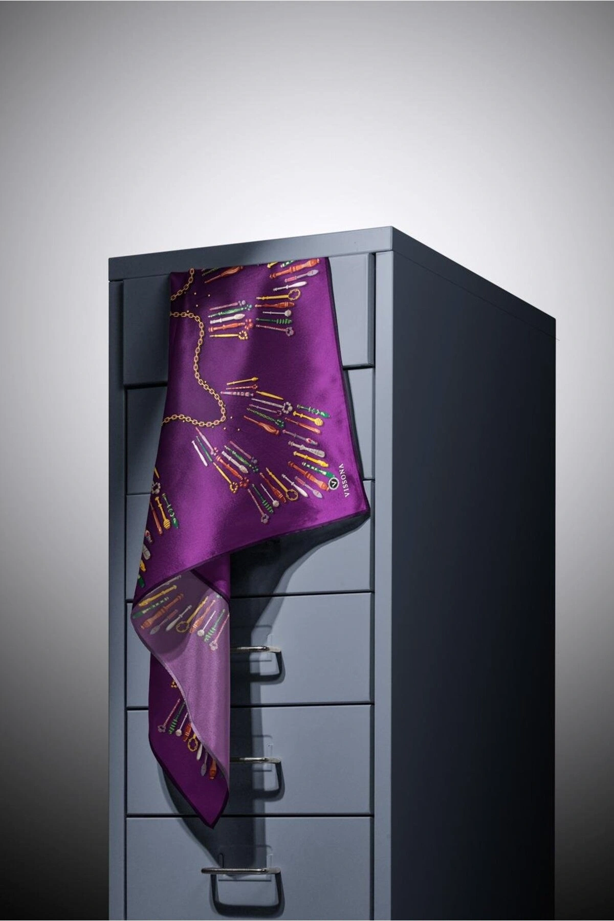 Vissona %100 Twill İpek Zincir Desenli Mürdüm Renkli 90x90 Eşarp Dikim Şekli : El Dikişi