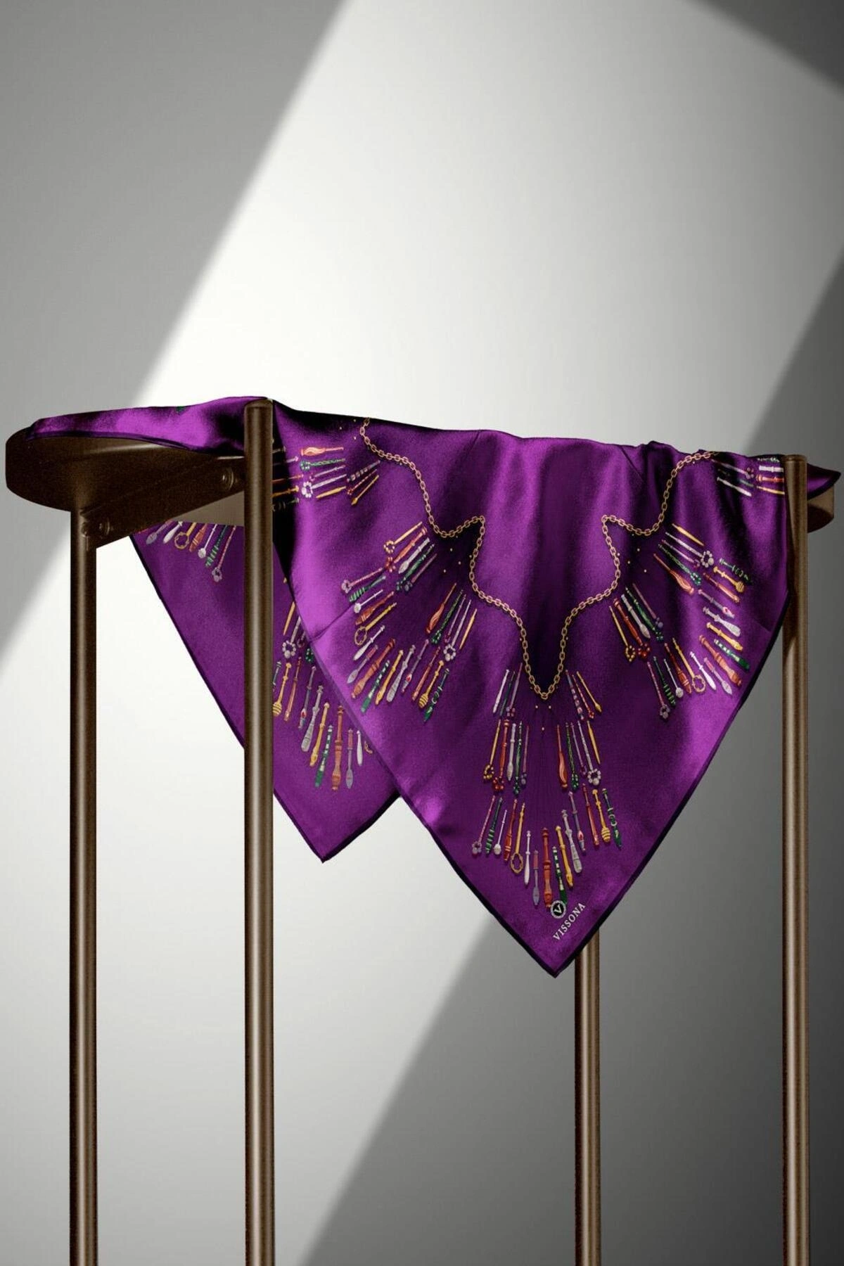 Vissona %100 Twill İpek Zincir Desenli Mürdüm Renkli 90x90 Eşarp Dikim Şekli : El Dikişi