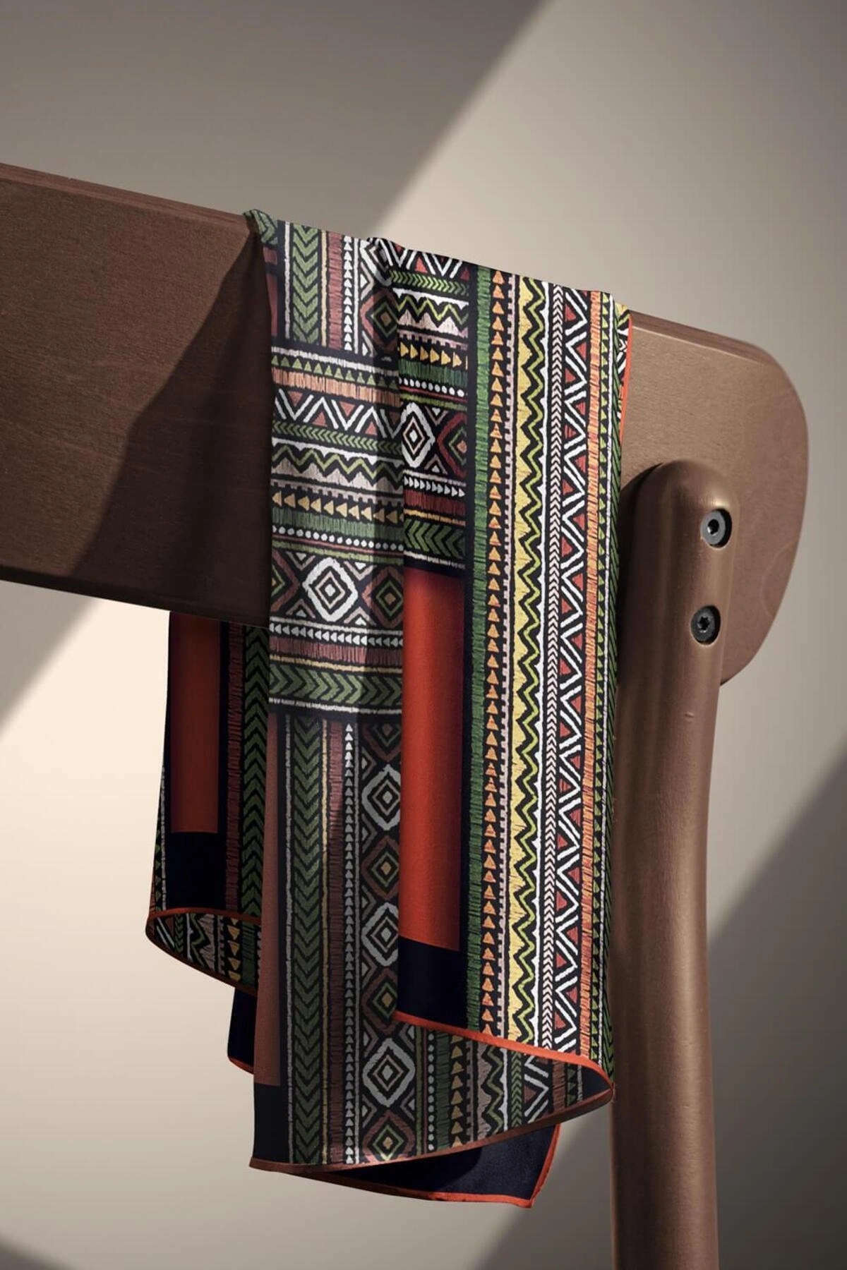 Vissona %100 Twill İpek Etnik Desenli Taba - Haki Renkli 90x90 Eşarp Dikim Şekli : El Dikişi