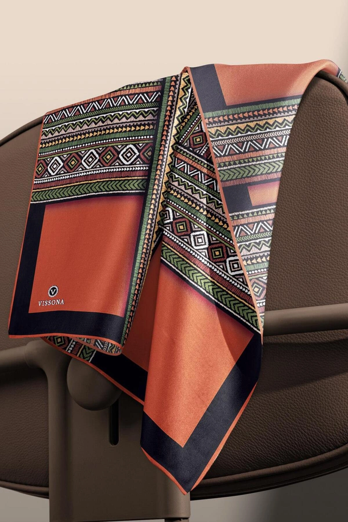 Vissona %100 Twill İpek Etnik Desenli Taba - Haki Renkli 90x90 Eşarp Dikim Şekli : El Dikişi