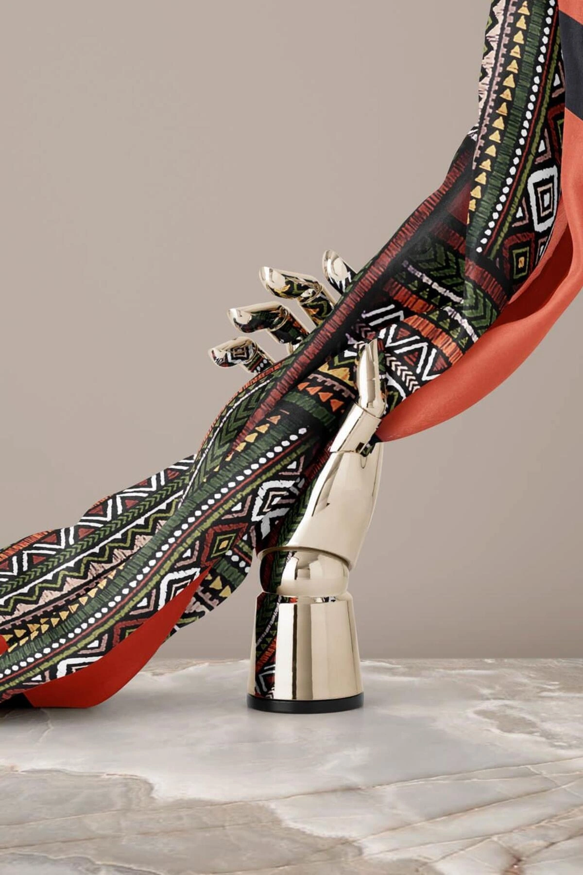 Vissona %100 Twill İpek Etnik Desenli Taba - Haki Renkli 90x90 Eşarp Dikim Şekli : El Dikişi