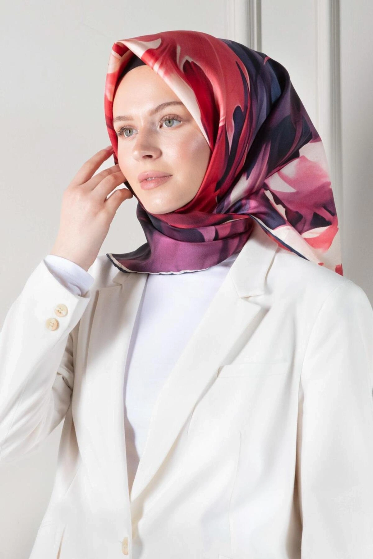 Vissona %100 Twill İpek Yaprak Desenli Bordo - İndigo Renkli 90x90 Eşarp Dikim Şekli : El Dikişi