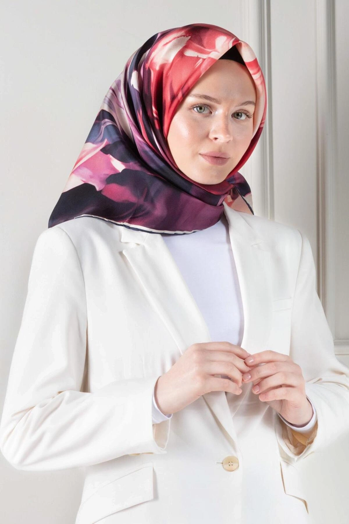 Vissona %100 Twill İpek Yaprak Desenli Bordo - İndigo Renkli 90x90 Eşarp Dikim Şekli : El Dikişi