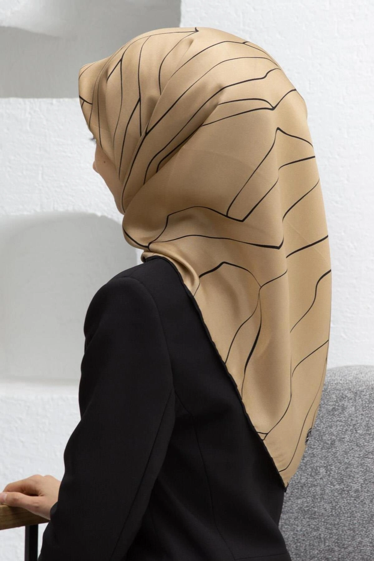 Vissona %100 Twill İpek Çizgi Desenli Bej - Siyah Renkli 90x90 Eşarp Dikim Şekli : El Dikişi