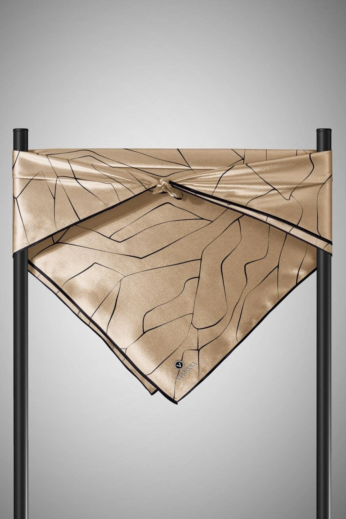 Vissona %100 Twill İpek Çizgi Desenli Bej - Siyah Renkli 90x90 Eşarp Dikim Şekli : El Dikişi