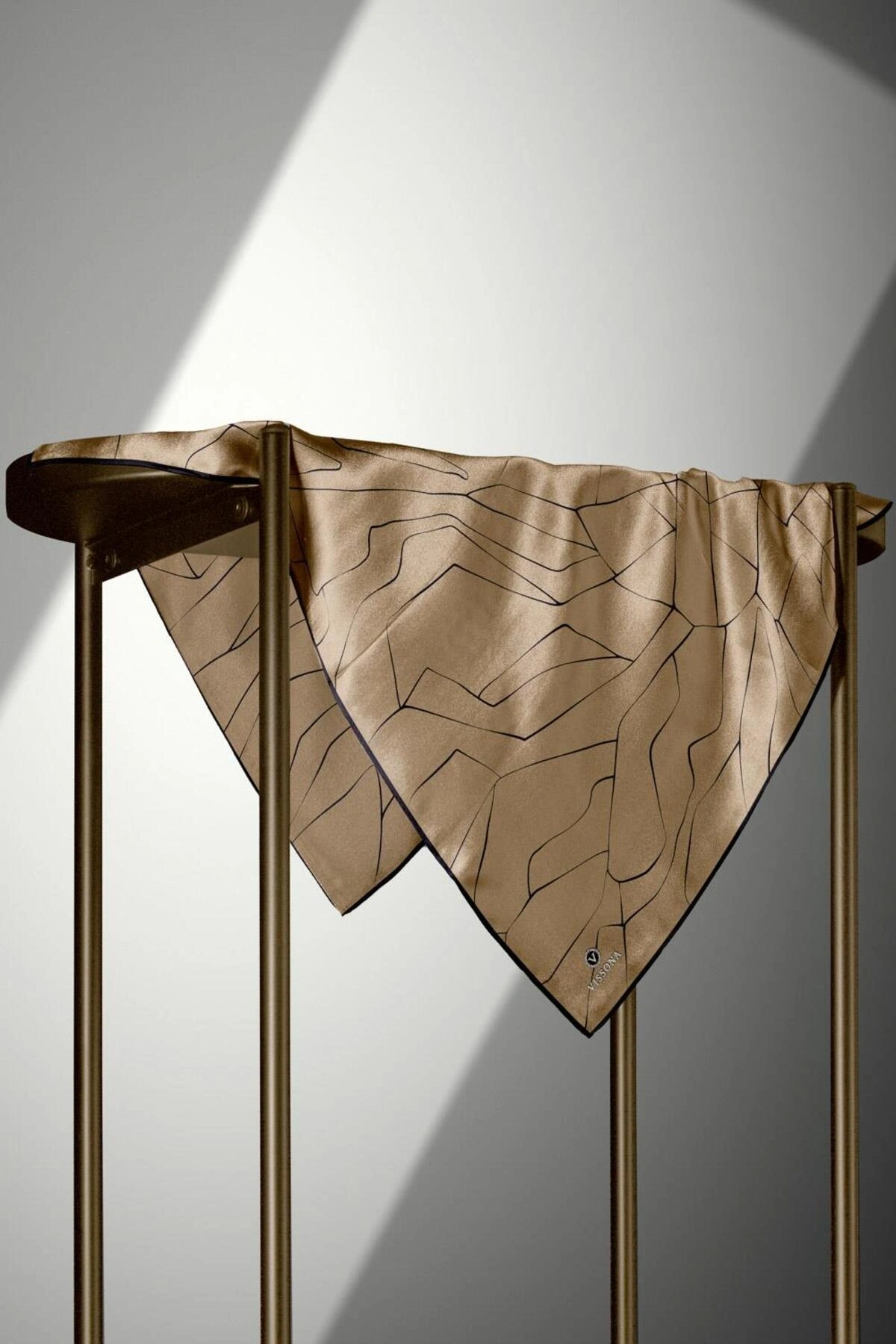 Vissona %100 Twill İpek Çizgi Desenli Bej - Siyah Renkli 90x90 Eşarp Dikim Şekli : El Dikişi