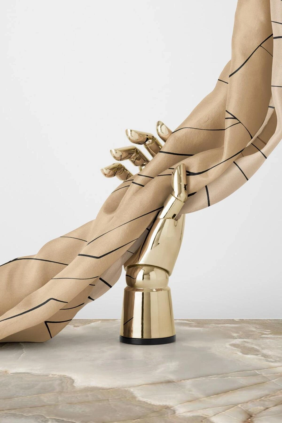 Vissona %100 Twill İpek Çizgi Desenli Bej - Siyah Renkli 90x90 Eşarp Dikim Şekli : El Dikişi