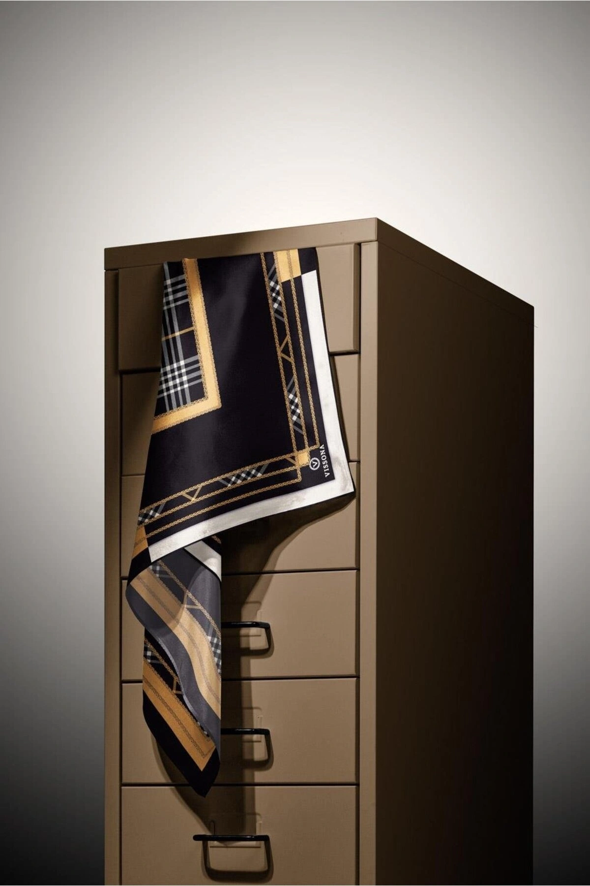 Vissona %100 Twill İpek Ekose Desenli Gold Renkli 90x90 Eşarp Dikim Şekli : El Dikişi