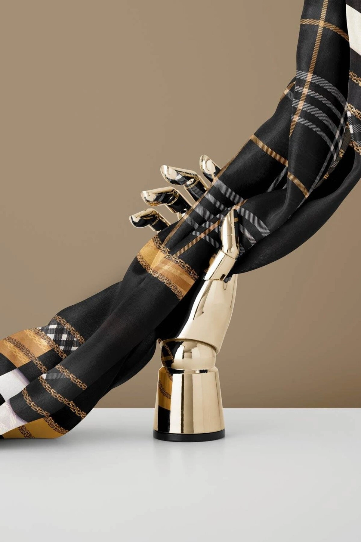 Vissona %100 Twill İpek Ekose Desenli Gold Renkli 90x90 Eşarp Dikim Şekli : El Dikişi