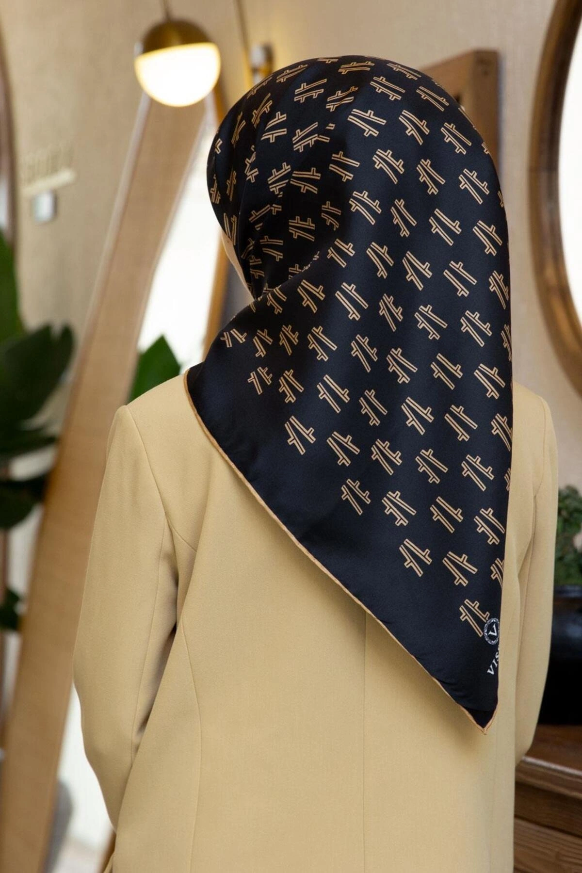 Vissona %100 Twill İpek Geometrik Desenli Siyah - Gold Renkli 90x90 Eşarp Dikim Şekli : El Dikişi
