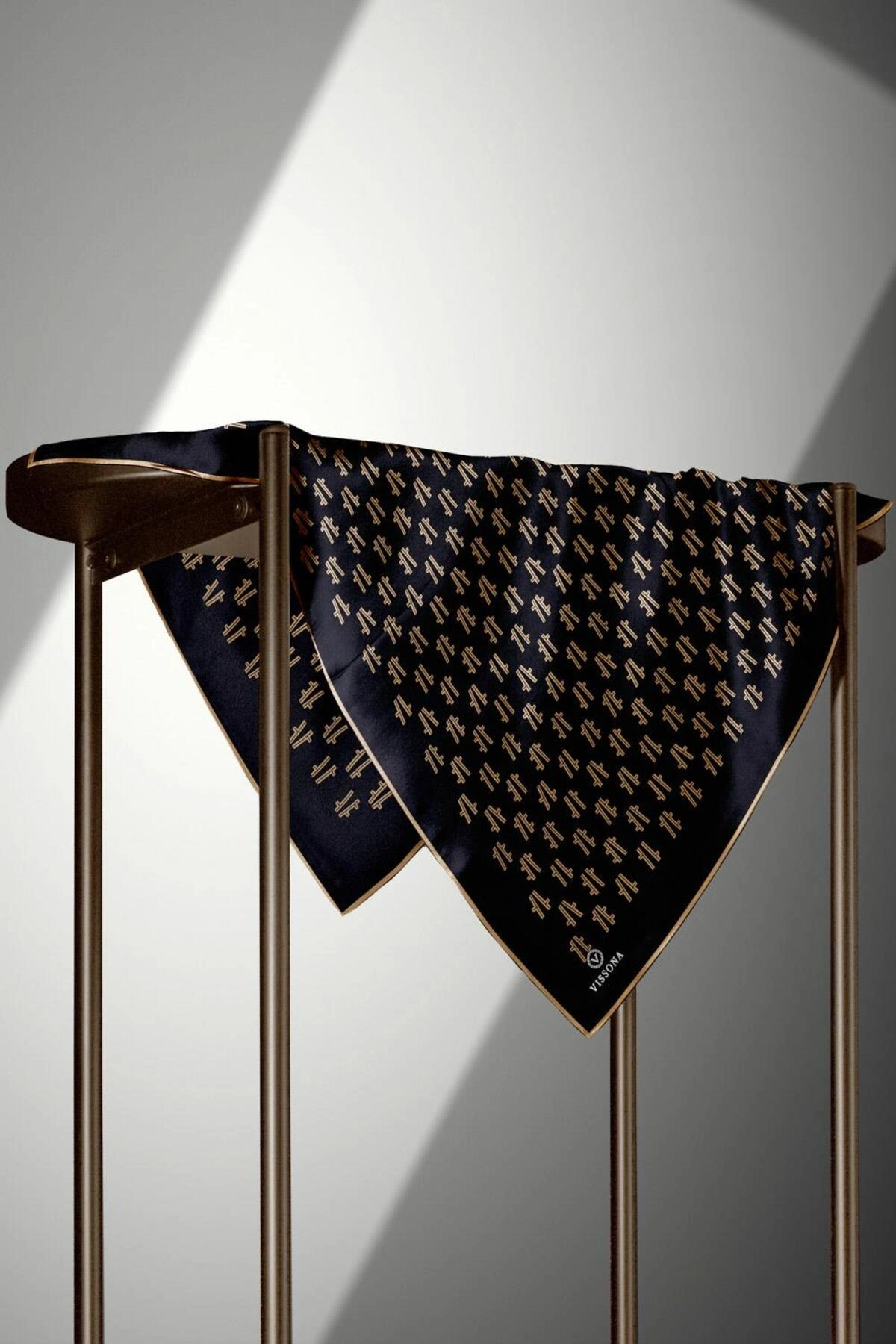 Vissona %100 Twill İpek Geometrik Desenli Siyah - Gold Renkli 90x90 Eşarp Dikim Şekli : El Dikişi