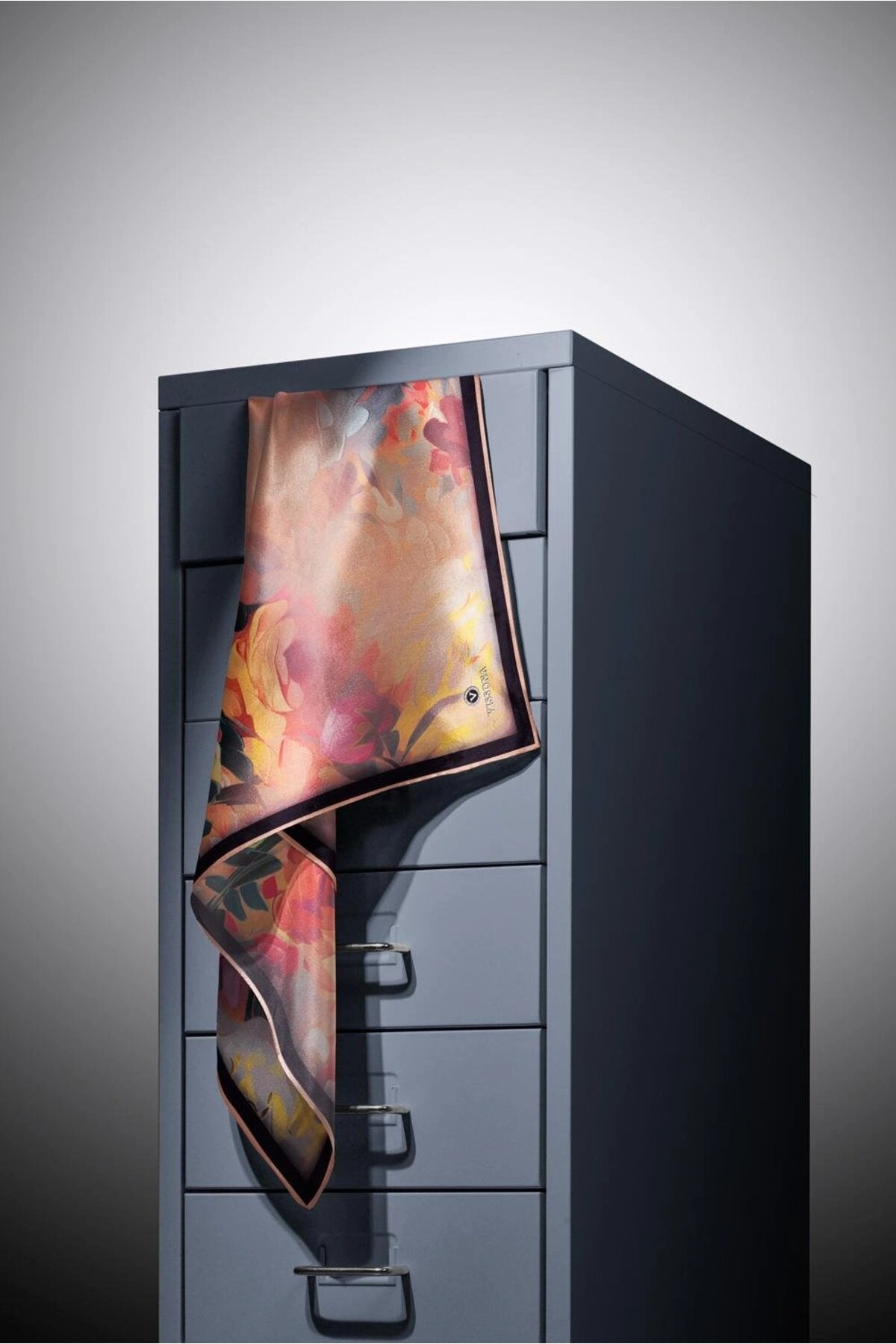 Vissona %100 Twill İpek Dumanlı Çiçek Desenli Somon Renkli 90x90 Eşarp Kenar Dikiş Şekli El Dikişli