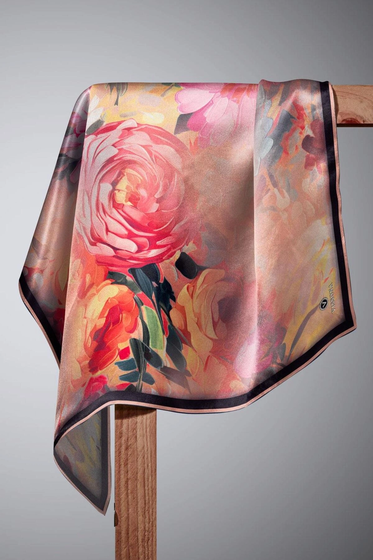 Vissona %100 Twill İpek Dumanlı Çiçek Desenli Somon Renkli 90x90 Eşarp Kenar Dikiş Şekli El Dikişli