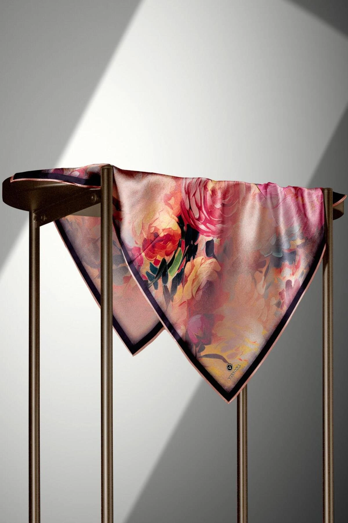 Vissona %100 Twill İpek Dumanlı Çiçek Desenli Somon Renkli 90x90 Eşarp Kenar Dikiş Şekli El Dikişli