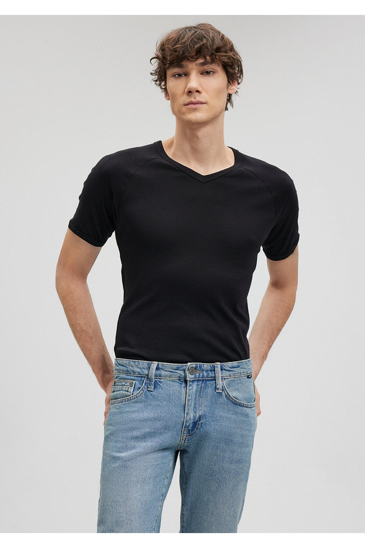Mavi Ribana Detaylı V Yaka Siyah Tişört Fitted / Vücuda Oturan Kesim
