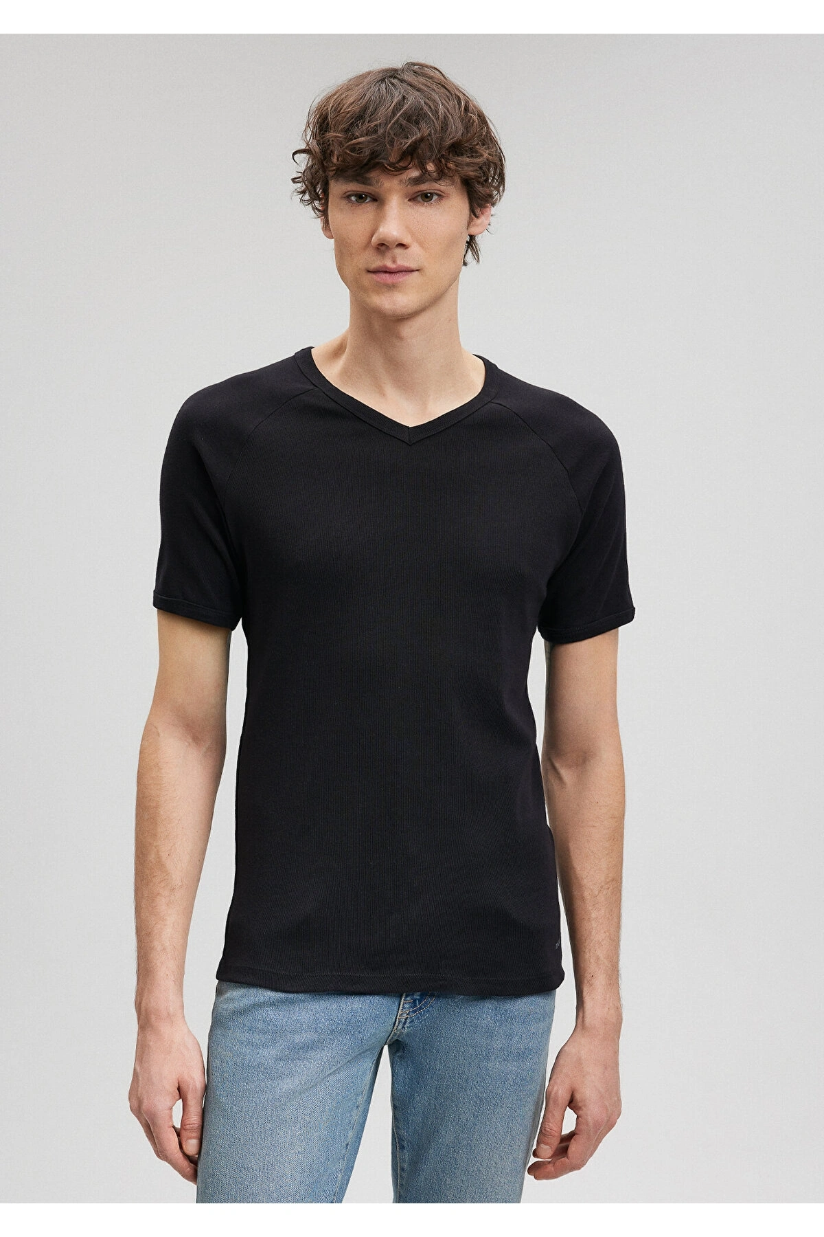 Mavi Ribana Detaylı V Yaka Siyah Tişört Fitted / Vücuda Oturan Kesim