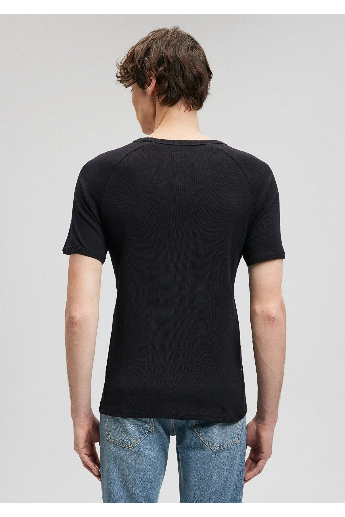 Mavi Ribana Detaylı V Yaka Siyah Tişört Fitted / Vücuda Oturan Kesim