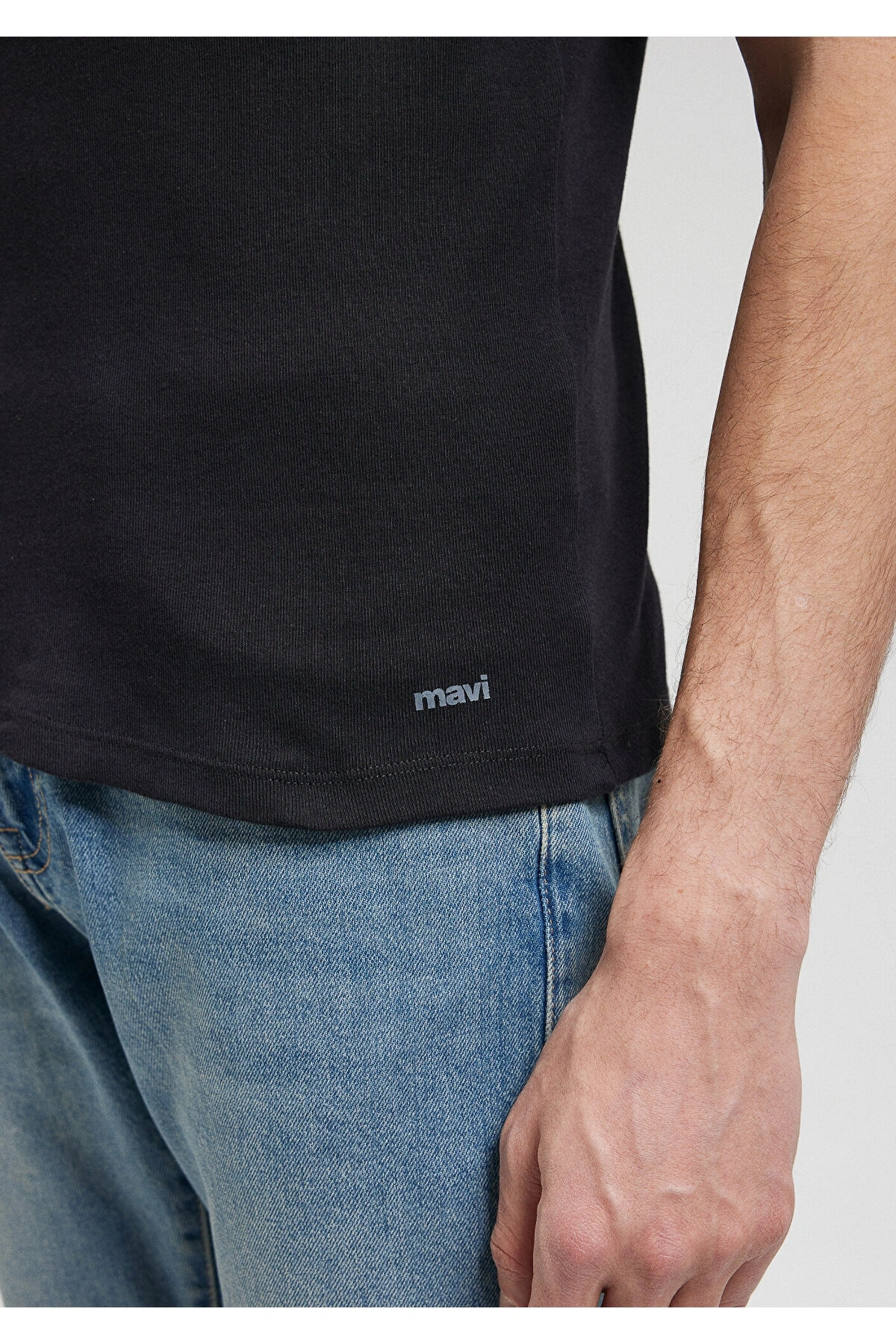 Mavi Ribana Detaylı V Yaka Siyah Tişört Fitted / Vücuda Oturan Kesim