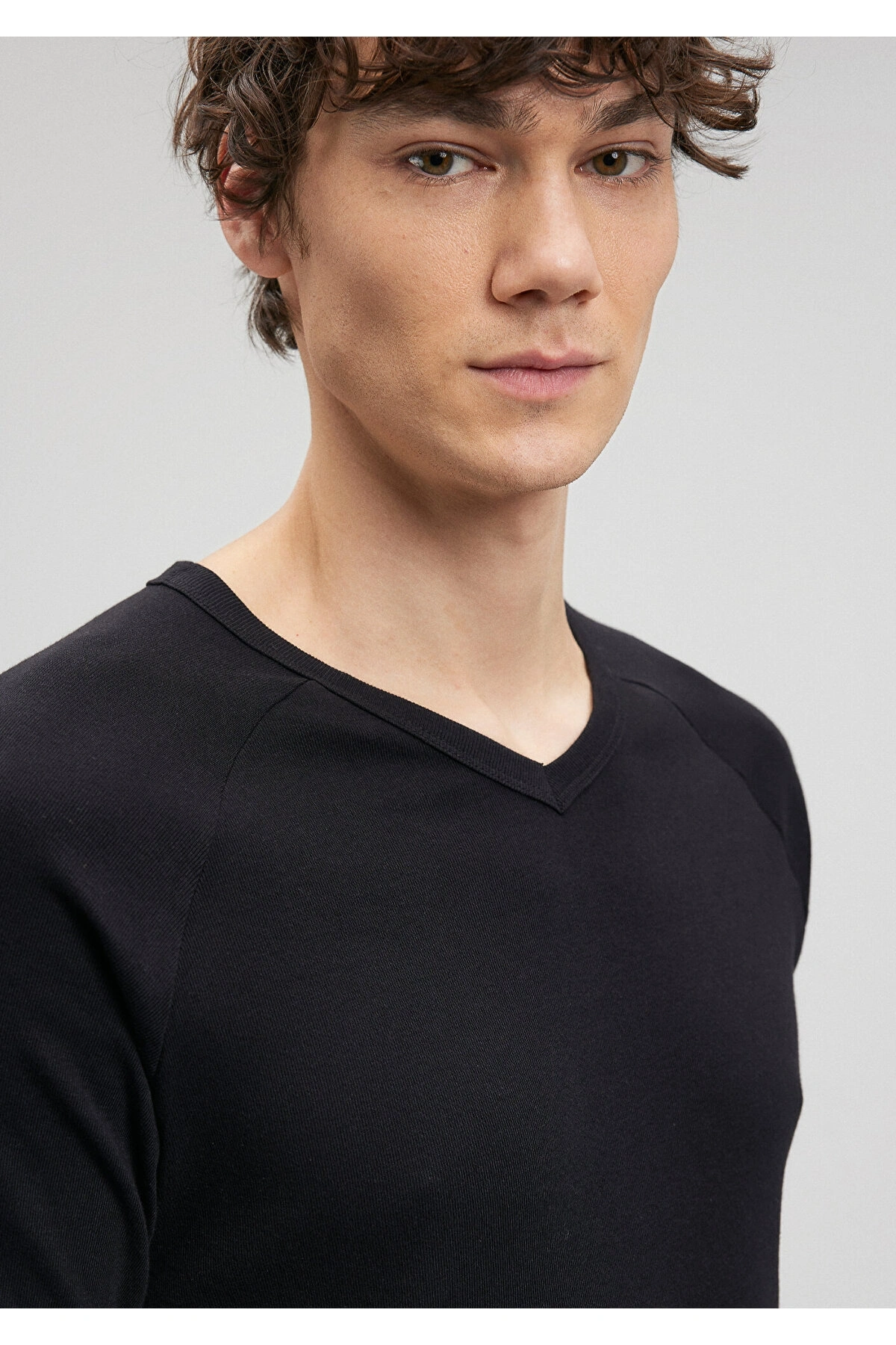 Mavi Ribana Detaylı V Yaka Siyah Tişört Fitted / Vücuda Oturan Kesim