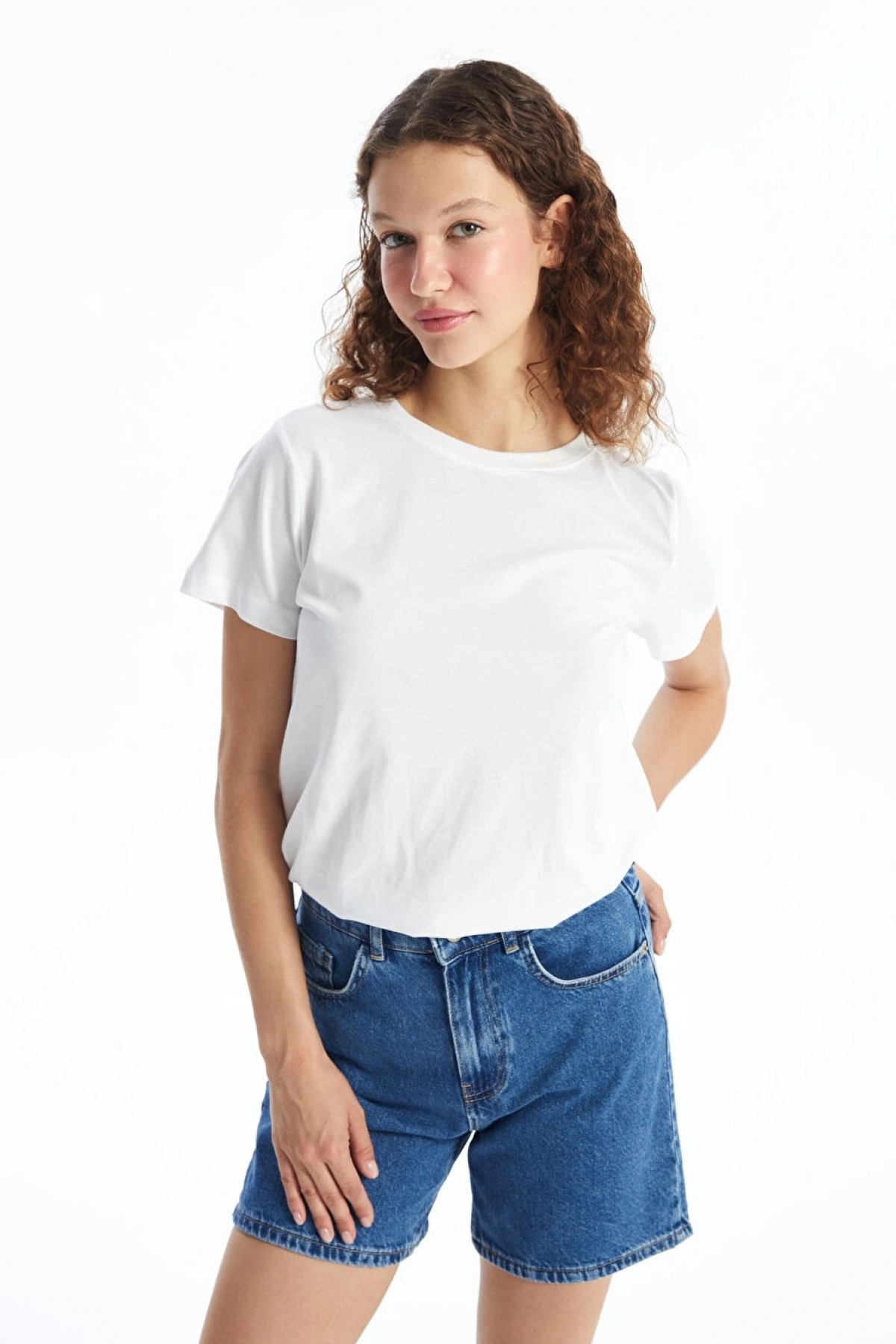 LCW Vision Beyaz Bisiklet Yaka Düz Kısa Kollu Kadın Tişört