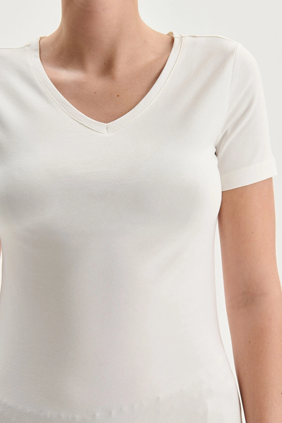 LCWAIKIKI Classic Beyaz V Yaka Kadın Tişört