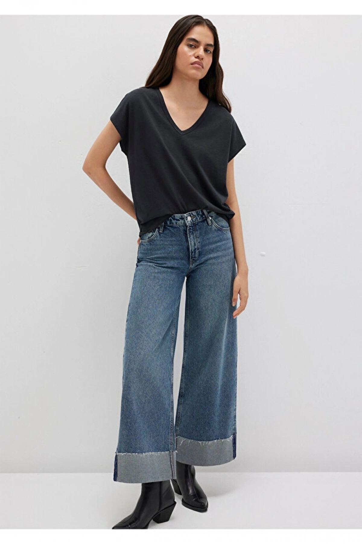 Mavi V Yaka Siyah Basic Tişört Regular Fit / Normal Kesim