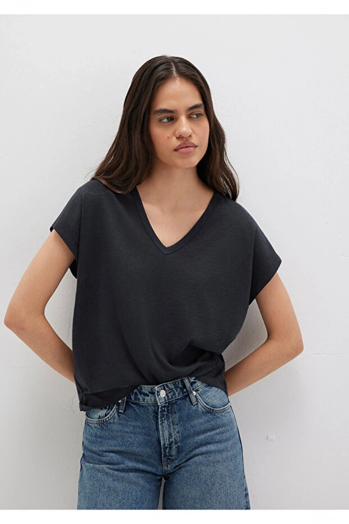 Mavi V Yaka Siyah Basic Tişört Regular Fit / Normal Kesim